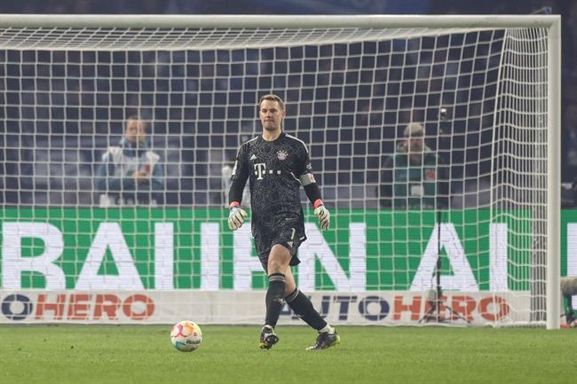 Neuer biến tiền đạo đối phương thành trò hề 